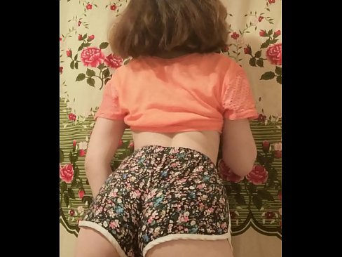 ❤️ סעקסי יונג באַבע סטריפּינג אַוועק איר קורצע הייזלעך אויף אַפּאַראַט ️ פּאָרן ווידעא ביי אונדז ❌️❤